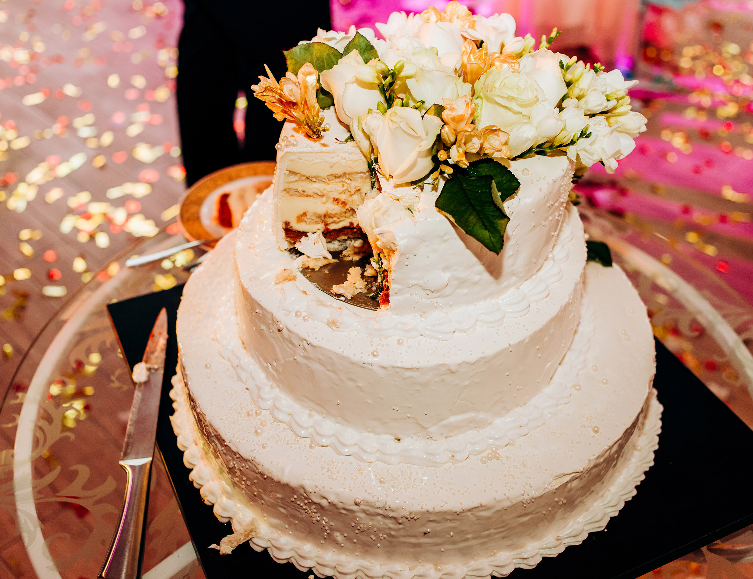 Beautifull white bridal shower cake with flowers on it